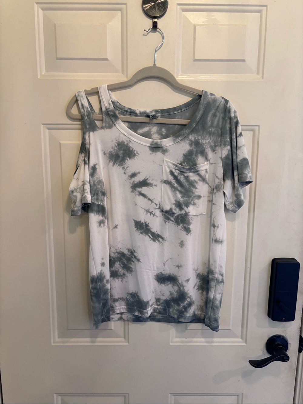 POL Women's Gray and White Tie-Dye Cold-Shoulder Tee - Picture 2 of 4